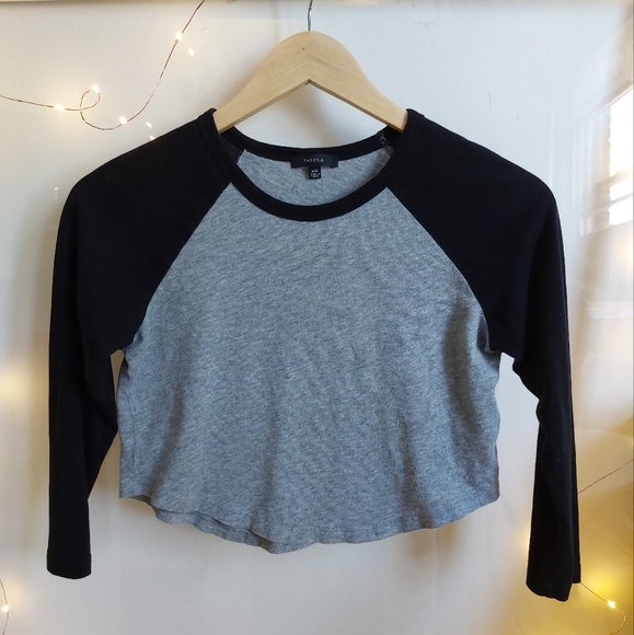 Aritzia grey and black baseball crop top size xxs - Picture 1 of 5